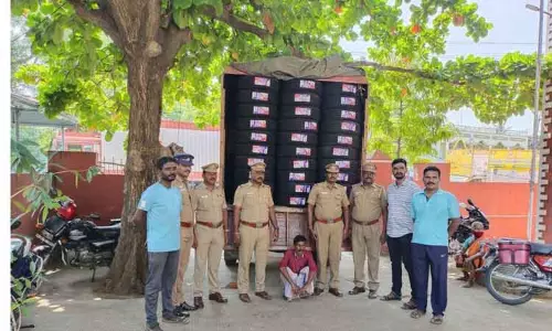 கன்டெய்னர் லாரியில் இருந்து 96 கார் டயர்களை திருடியவர் கைது கன்டெய்னர் லாரியில் இருந்து 96 கார் டயர்களை திருடியவர் கைது