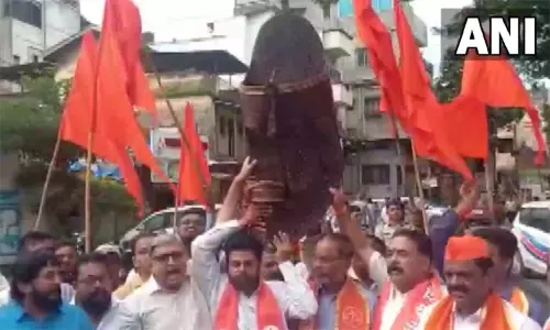 மராட்டிய கவர்னருக்கு எதிராக சிவசேனா கட்சியினர் போராட்டம்