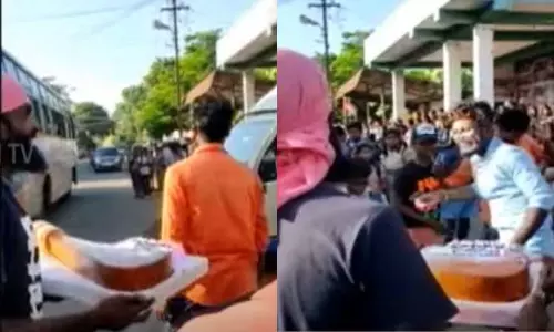 அரிவாள் வடிவ கேக் வெட்டி பிறந்த நாள் கொண்டாட்டம்: அதிரடியாக கைது செய்த போலீசார் அரிவாள் வடிவ கேக் வெட்டி பிறந்த நாள் கொண்டாட்டம்: அதிரடியாக கைது செய்த போலீசார்