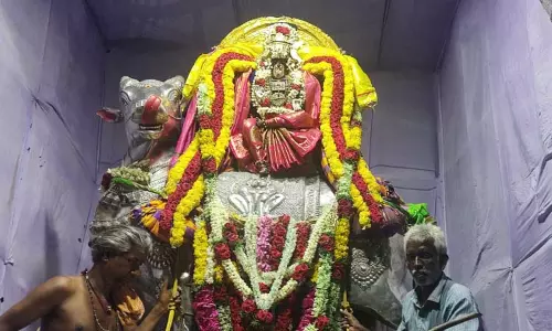 வெள்ளி ரிஷப வாகனத்தில் அம்மன் வீதி உலா