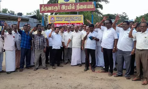 திருவாரூர் விஜயபுரம் வர்த்தக சங்கத்தினர் ஆர்ப்பாட்டம் திருவாரூர் விஜயபுரம் வர்த்தக சங்கத்தினர் ஆர்ப்பாட்டம்