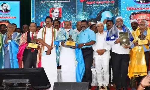 சித்தராமைய்யா உள்ளிட்ட 7 பேருக்கு விருது - தொல்.திருமாவளவன் வழங்கினார்