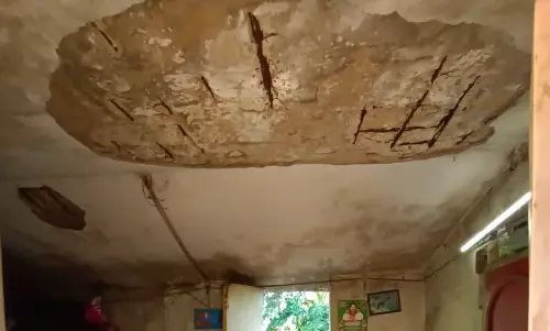 சிமெண்டு காரை பெயர்ந்து விழுந்து பெண் காயம்