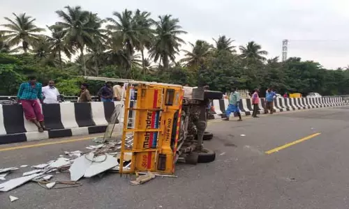 சரக்கு ஆட்டோ மீது தனியார் பஸ் மோதி விபத்து