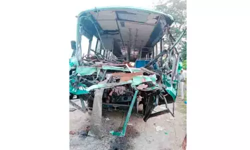 லாரி மீது அரசு பஸ் மோதியதில் டிரைவர்-கண்டக்டர் பலி லாரி மீது அரசு பஸ் மோதியதில் டிரைவர்-கண்டக்டர் பலி