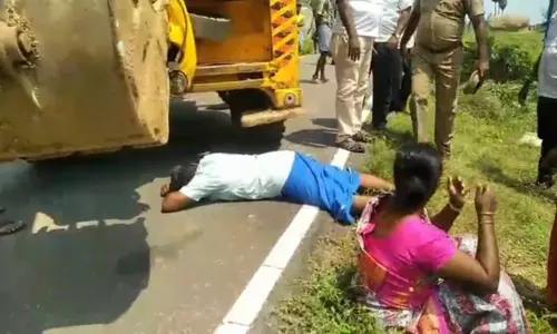 நசியனூரில், மாற்று இடம் தராமல் ஆக்கிரமிப்பு வீடுகளை இடிக்க பொதுமக்கள் எதிர்ப்பு; பொக்லைன் எந்திரம் முன் படுத்துக்கொண்டதால் பரபரப்பு