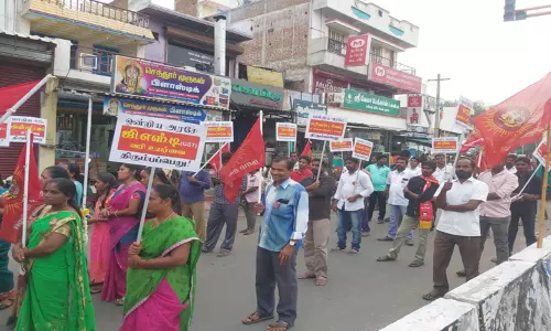 அரிசிக்கான ஜி.எஸ்.டி.- மின்சார கட்டண உயர்வை திரும்ப பெறக்கோரி நாம் தமிழர் கட்சியினர் ஆர்ப்பாட்டம் அரிசிக்கான ஜி.எஸ்.டி.- மின்சார கட்டண உயர்வை திரும்ப பெறக்கோரி நாம் தமிழர் கட்சியினர் ஆர்ப்பாட்டம்