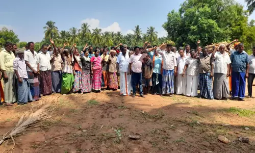 சத்தியமங்கலம் அருகே செங்கல் தயாரிப்பாளர்கள்-தொழிலாளர்கள் ஆர்ப்பாட்டம் சத்தியமங்கலம் அருகே செங்கல் தயாரிப்பாளர்கள்-தொழிலாளர்கள் ஆர்ப்பாட்டம்
