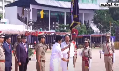 தமிழக போலீசாருக்கு ஜனாதிபதியின் சிறப்பு கொடியினை துணை ஜனாதிபதி வெங்கையா நாயுடு வழங்கினார்