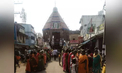 திருவையாறில் பெண் பக்தைகள் மட்டுமே வடம்பிடித்து இழுத்த ஆடிப்பூரம் தேரோட்டம்