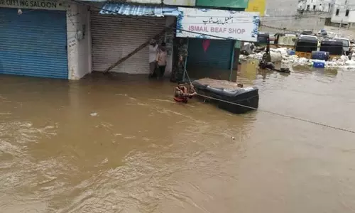 பாகிஸ்தானில் கனமழை மற்றும் வெள்ளத்தில் சிக்கி உயிரிழந்தோர் எண்ணிக்கை 320 ஆக உயர்வு..! பாகிஸ்தானில் கனமழை மற்றும் வெள்ளத்தில் சிக்கி உயிரிழந்தோர் எண்ணிக்கை 320 ஆக உயர்வு..!