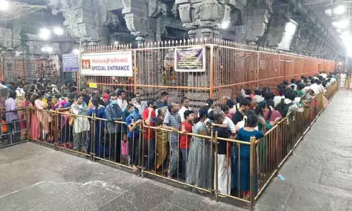 அருணாசலேஸ்வரர் கோவிலில் பக்தர்கள் கூட்டம் அலைமோதியது
