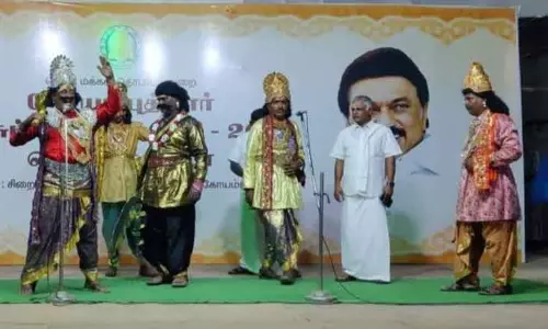 மாணவ-மாணவிகளின் தற்கொலையை தடுக்கும் வகையில் அரசு பள்ளி ஆசிரியர்கள் விழிப்புணர்வு நாடகம்