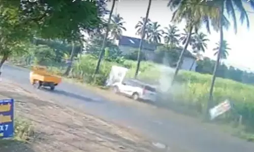 டி.என்.பாளையம் அருகே 2 கார்கள் மோதி விபத்து - 7 பேர் அதிர்ஷ்டவசமாக உயிர்தப்பினர் டி.என்.பாளையம் அருகே 2 கார்கள் மோதி விபத்து - 7 பேர் அதிர்ஷ்டவசமாக உயிர்தப்பினர்