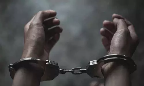 குடிக்க பணம் கேட்டு மிரட்டிய வாலிபர் கைது குடிக்க பணம் கேட்டு மிரட்டிய வாலிபர் கைது