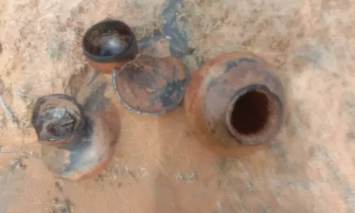 2,500 ஆண்டுகள் பழமையான முதுமக்கள் தாழி, மண்குவளை கண்டெடுப்பு