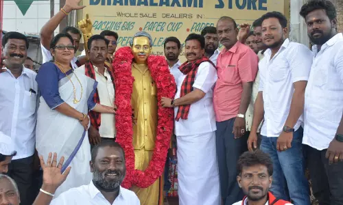 தி.மு.க. செயலாளர் அண்ணா சிலைக்கு மாலை அணிவித்து மரியாதை தி.மு.க. செயலாளர் அண்ணா சிலைக்கு மாலை அணிவித்து மரியாதை