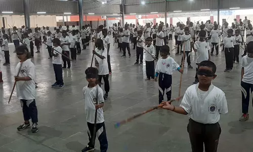 நாமக்கல்லில், கண்களில் கருப்பு துணி கட்டிக்கொண்டு  2 மணி நேரம் இடைவிடாது சிலம்பம் சுற்றி மாணவர்கள் சாதனை