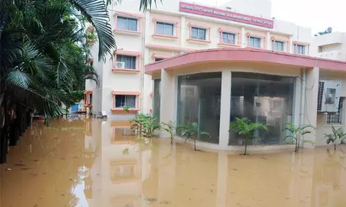 துமகூருவில் கொட்டி தீர்த்த கனமழை; குடியிருப்பு பகுதிகளை வெள்ளம் சூழ்ந்தது
