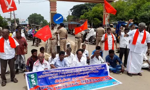 மத்திய அரசை கண்டித்து விவசாயிகள் சங்கத்தினர் சாலை மறியல் மத்திய அரசை கண்டித்து விவசாயிகள் சங்கத்தினர் சாலை மறியல்