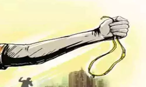 வீட்டில் தூங்கிக்கொண்டிருந்த  பெண்ணிடம் 7 பவுன் நகை பறிப்பு