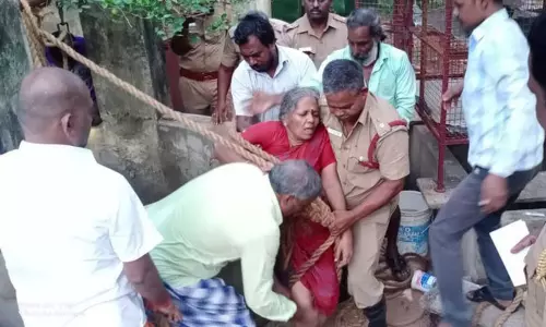 கிணற்றில் குதித்து தற்கொலைக்கு முயன்ற மூதாட்டி கிணற்றில் குதித்து தற்கொலைக்கு முயன்ற மூதாட்டி