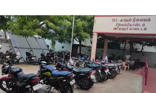 ஜெயங்கொண்டத்தில் போலீசார் அதிரடி சோதனை:  உரிய ஆவணங்கள் இல்லாமல் இயக்கப்பட்ட 100-க்கும் மேற்பட்ட மோட்டார் சைக்கிள்கள் பறிமுதல்