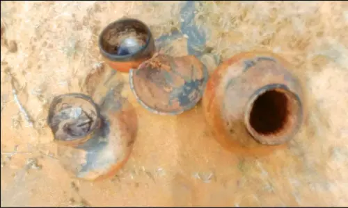 2,500 ஆண்டுகள் பழமையான முதுமக்கள் தாழி, மண்குவளை கண்டெடுப்பு