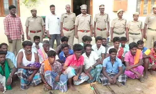 வனவிலங்குகளை வேட்டையாட வந்த 21 பேரை வனத்துறையினர் விரட்டி பிடித்தனர் வனவிலங்குகளை வேட்டையாட வந்த 21 பேரை வனத்துறையினர் விரட்டி பிடித்தனர்