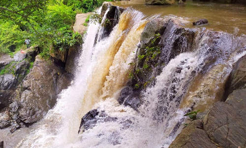 ஆர்ப்பரித்து கொட்டும் புல்லாவெளி நீர்வீழ்ச்சி
