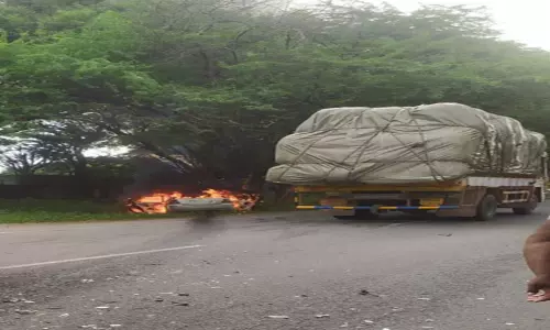 சத்தியமங்கலம் அருகே நேருக்கு நேர் மோதிய விபத்தில் கார் தீப்பிடித்து எரிந்து நாசம்; 6 பேர் காயத்துடன் உயிர் தப்பினர் சத்தியமங்கலம் அருகே நேருக்கு நேர் மோதிய விபத்தில் கார் தீப்பிடித்து எரிந்து நாசம்; 6 பேர் காயத்துடன் உயிர் தப்பினர்
