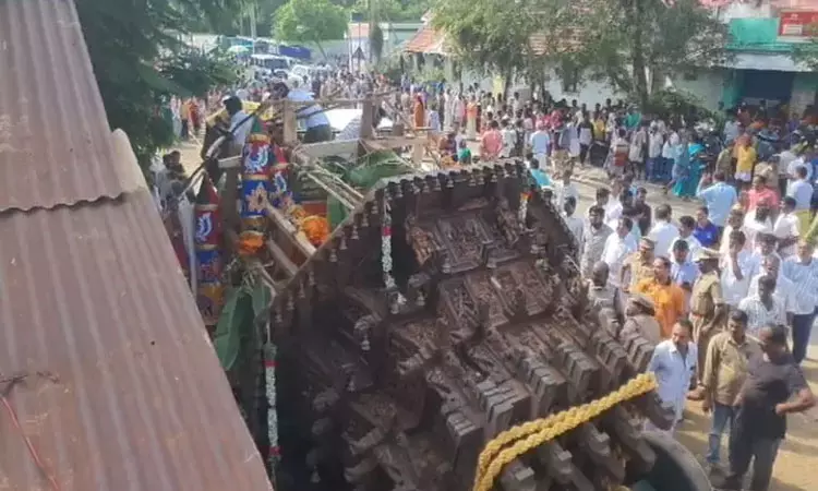 புதுக்கோட்டையில் தேர் கவிழ்ந்து விபத்து - 10-க்கும் மேற்பட்டோர் காயம் புதுக்கோட்டையில் தேர் கவிழ்ந்து விபத்து - 10-க்கும் மேற்பட்டோர் காயம்