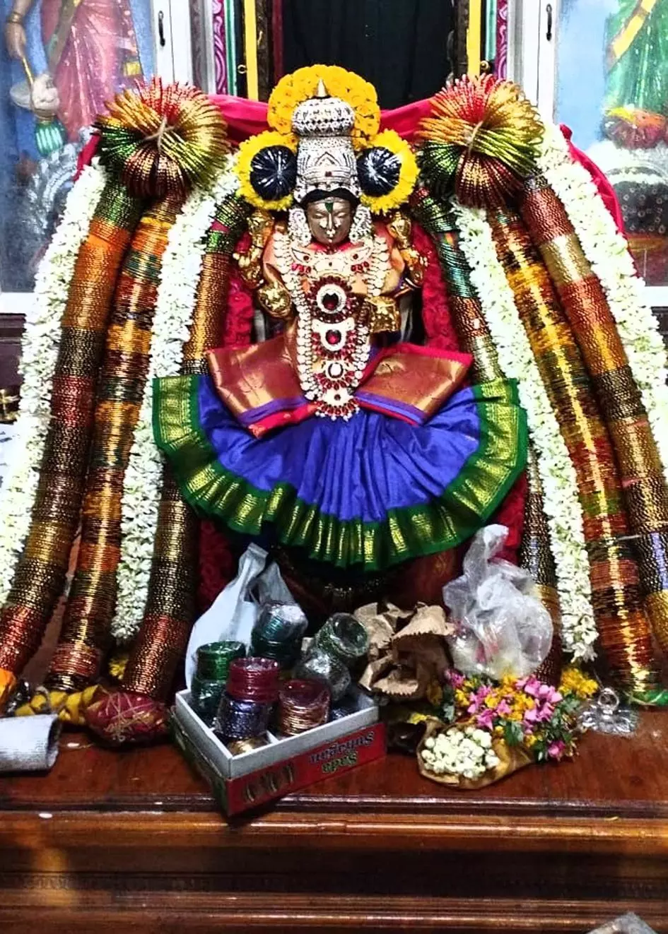 அம்மன் கோவில்களில் சிறப்பு வழிபாடு அம்மன் கோவில்களில் சிறப்பு வழிபாடு