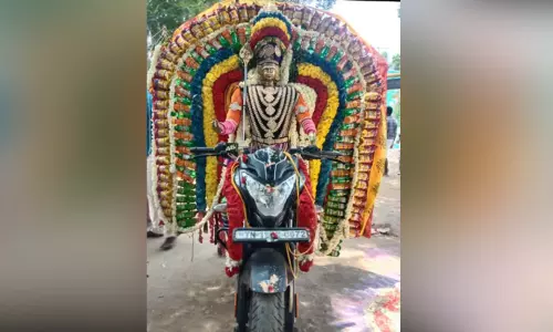 செய்யூர் அருகே பைக்கில் காட்சியளித்த முத்துமாரியம்மன்