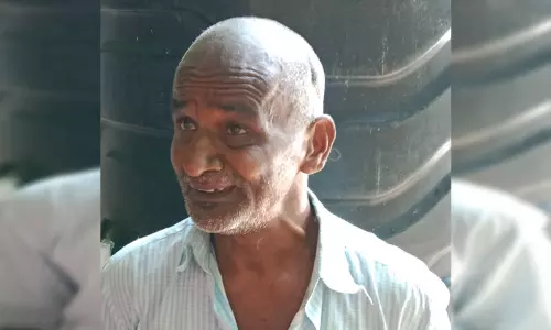 வேலூர் கலெக்டர் அலுவலகத்தில் பரபரப்பு: பெட்ரோல் கேனை அதிகாரிகள் மேஜையில் வைத்து மிரட்டிய முதியவர்..! வேலூர் கலெக்டர் அலுவலகத்தில் பரபரப்பு: பெட்ரோல் கேனை அதிகாரிகள் மேஜையில் வைத்து மிரட்டிய முதியவர்..!