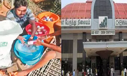 கோயம்பேடு பஸ் நிலையத்தில் குளிர்பான பாட்டில்களை சுகாதாரமற்ற முறையில் சுத்தம் செய்து விற்கும் ஊழியர்கள் கோயம்பேடு பஸ் நிலையத்தில் குளிர்பான பாட்டில்களை சுகாதாரமற்ற முறையில் சுத்தம் செய்து விற்கும் ஊழியர்கள்