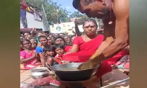 திருவண்ணாமலை: ஆதிபராசக்தி கோவிலில் கொதிக்கும் எண்ணெயில் வடை எடுத்து பக்தர்கள் நேர்த்திக்கடன்...! திருவண்ணாமலை: ஆதிபராசக்தி கோவிலில் கொதிக்கும் எண்ணெயில் வடை எடுத்து பக்தர்கள் நேர்த்திக்கடன்...!