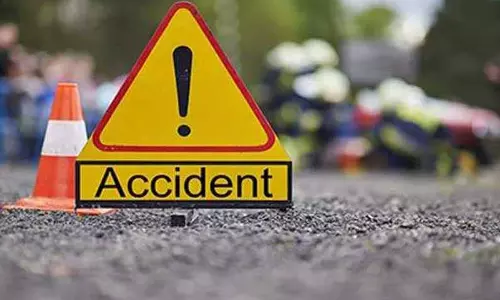 மோட்டார் சைக்கிள்-லாரி மோதல்; வாலிபர் பலி மோட்டார் சைக்கிள்-லாரி மோதல்; வாலிபர் பலி