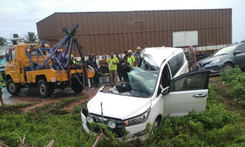 மதுரை: சாலையோரம் நின்று கொண்டிருந்த லாரி மீது கார் மோதல் - மூதாட்டி உட்பட 2 பேர் பலி