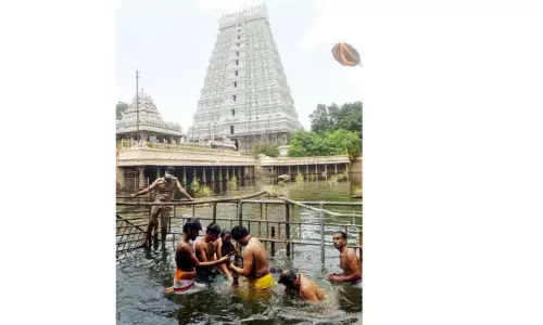 அருணாசலேஸ்வரர் கோவில் சிவகங்கை குளத்தில் தீர்த்தவாரி