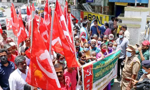 விவசாய தொழிலாளர் சங்கத்தினர் கலெக்டர் அலுவலகம் முற்றுகை