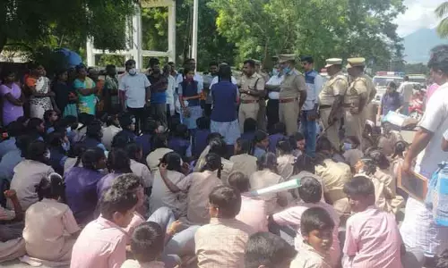 பள்ளி மாணவர்கள் சாலை மறியல்