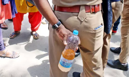 தீக்குளிக்க டீசலுடன் வந்த  பெண்ணால் பரபரப்பு