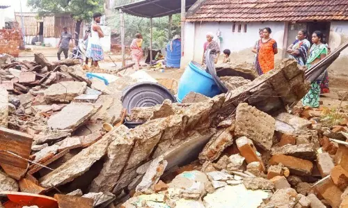 மழைக்கு இடிந்து விழுந்த தொகுப்பு வீடு