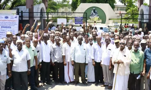 அரசு போக்குவரத்துக்கழக ஓய்வுபெற்ற தொழிலாளர்கள் முற்றுகை போராட்டம்