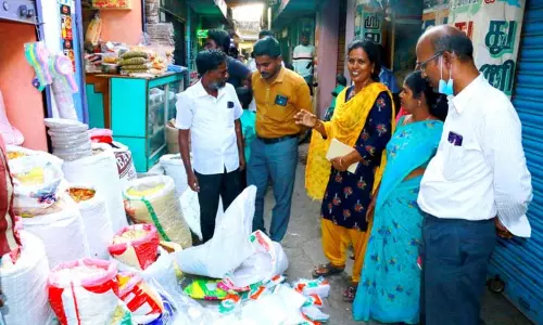 தடை செய்யப்பட்ட 2 டன் பிளாஸ்டிக் பொருட்கள் பறிமுதல் தடை செய்யப்பட்ட 2 டன் பிளாஸ்டிக் பொருட்கள் பறிமுதல்