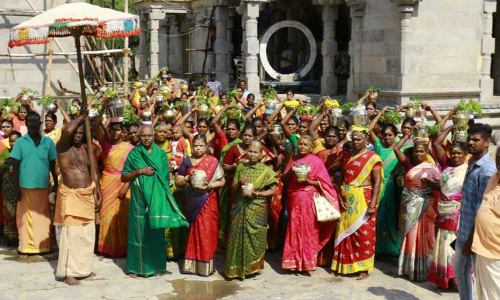 அபிராமேஸ்வரர் கோவிலில் 108 பால்குட ஊர்வலம் அபிராமேஸ்வரர் கோவிலில் 108 பால்குட ஊர்வலம்