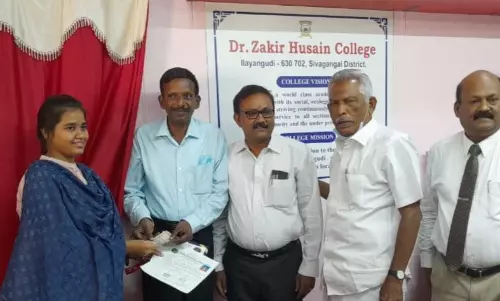தேசிய சிலம்ப போட்டியில் தங்கம் வென்ற மாணவிக்கு பாராட்டு தேசிய சிலம்ப போட்டியில் தங்கம் வென்ற மாணவிக்கு பாராட்டு