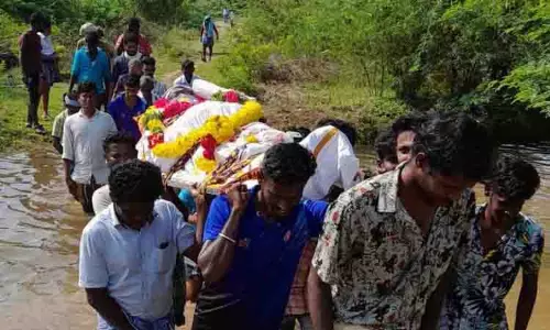 ஆற்றுவாரி வழியாக இறந்தவரின் உடலை எடுத்து சென்ற அவலம் ஆற்றுவாரி வழியாக இறந்தவரின் உடலை எடுத்து சென்ற அவலம்