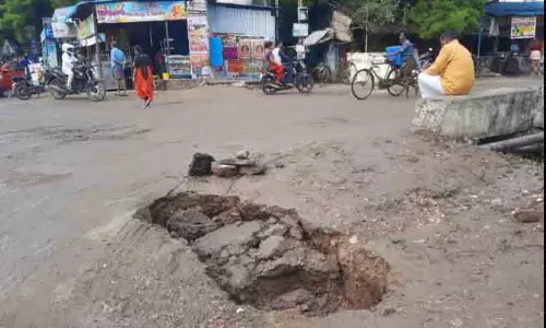 சாத்தூரில் சாலையில் திடீர் பள்ளம் சாத்தூரில் சாலையில் திடீர் பள்ளம்